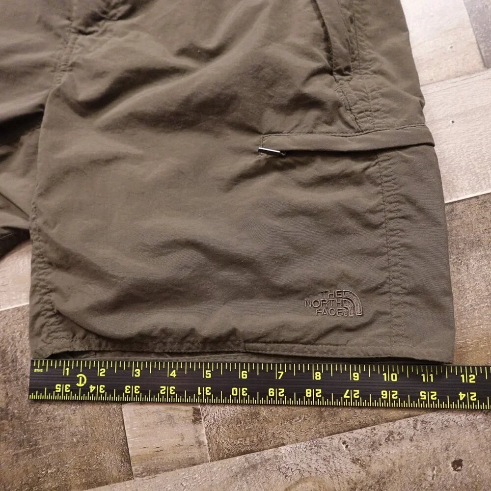 The North Face Nylon Cargo Shorts | Olive Green | Men's Size Small‎